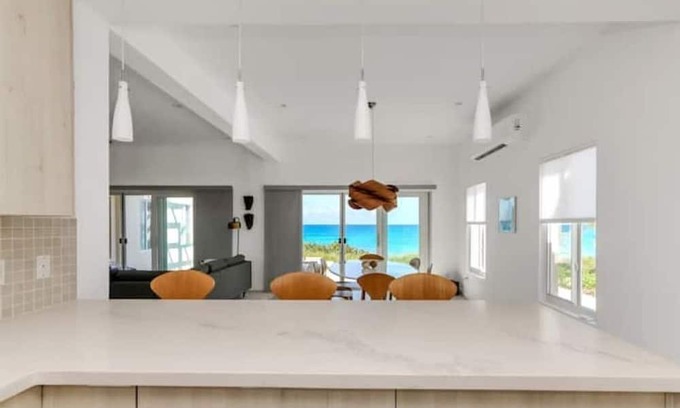 Farmer's Hill Casa | Infinity Pool Oceanside Home 'Saffron House'