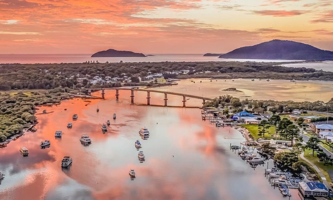 Hawks Nest Casa | Summer Bay Sunsets - Pet Friendly