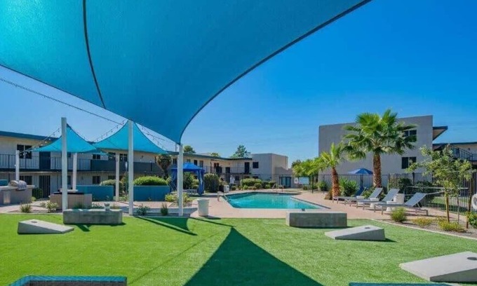 Camelback East Apartamento | Gorgeous CozySuites Camelback w/pool,parking! 05
