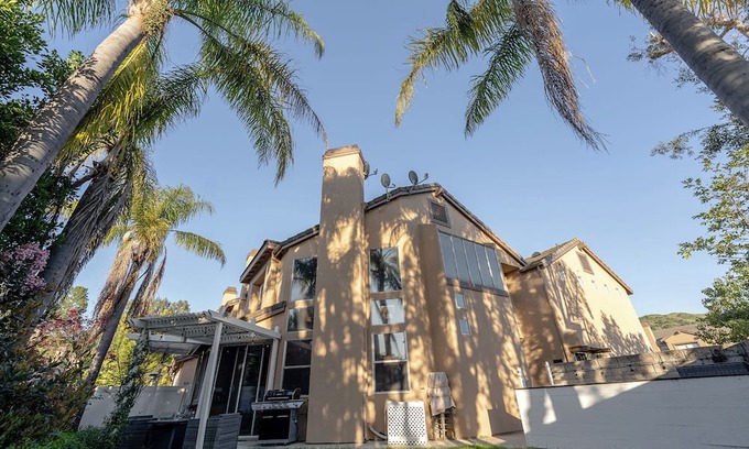 Anaheim Hills Casa | Luxury 3 BR 3 Baths: Disneyland, Beaches, Pool, Hot Tub, Gym, Rose Garden, WFH