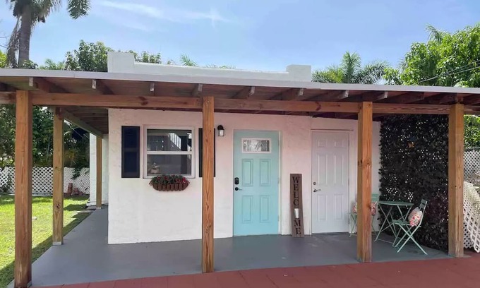 Coral Way Cabaña | The Cottage