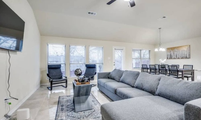 Grand Prairie Casa | Perfect for families Mins Away from AT&T Stadium, Globe life Field , and 6 Flags