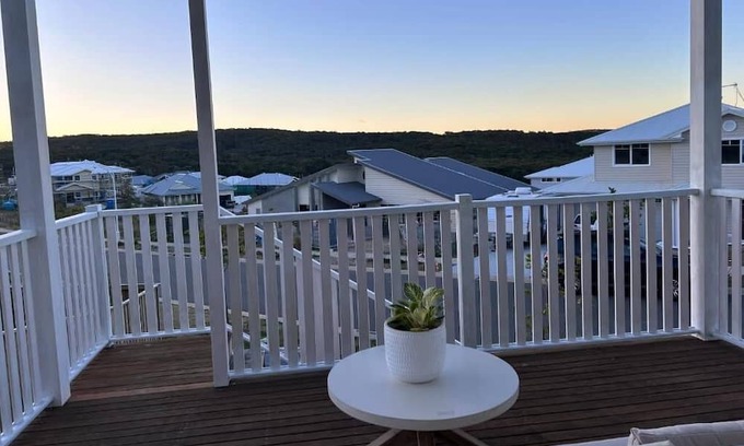 Catherine Hill Bay Apartamento | Blue Moon Getaway, cozy, relaxing... stones throw from the beach and the lake