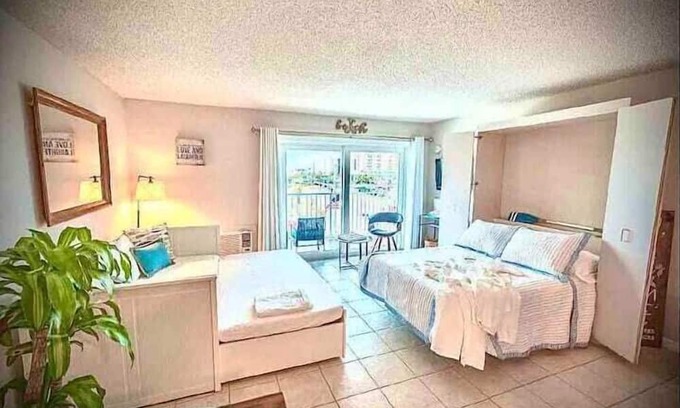 Point East Apartamento | 2 Bedroom 712136 by Houzlet