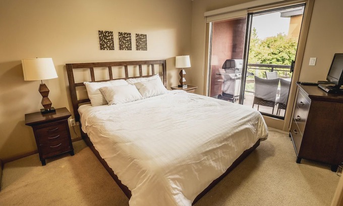 South Pandosy Condominio | Relaxing Retreat Overlooking Playa's Quiet 3rd Floor Courtyard