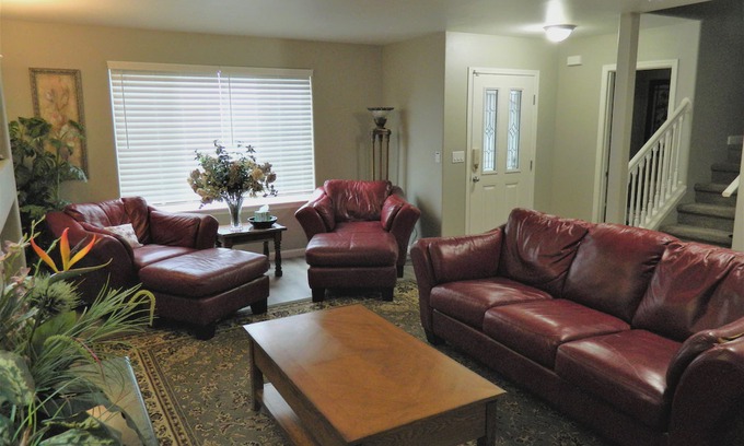 Frederickson Casa | Upscale Puyallup Home ☆ Near Seattle, Tacoma, Puget Sound, Cascade Mountains