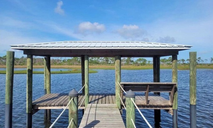 Cape San Blas Complejo | Waterfront RV Site with Dock