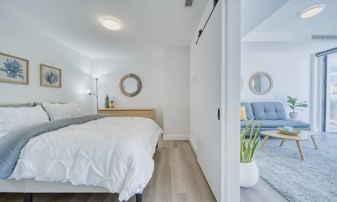 Kensington Condominio | Bright & Beautiful Condo with Walkout Patio