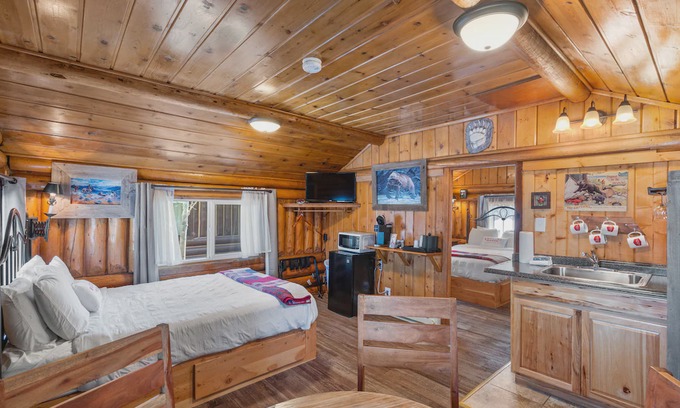 West Yellowstone Cabina | Bucking Moose Bison Cabin (#11)