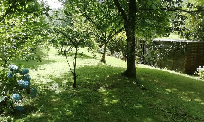 Plouigneau Casa | 10 mins from the beach and on the banks of a river, Country property