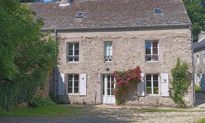 Eculleville Cabaña | Charming Cottage with Patio, BBQ, WiFi & Scenic Views in La Hague