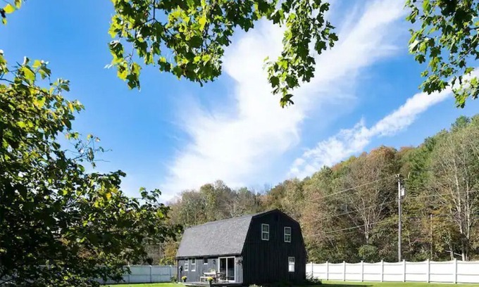 Austerlitz Casa | Renovated 4 BR 3 BA Barn; 30 mins to Hudson, 15 mins to the Berkshires!