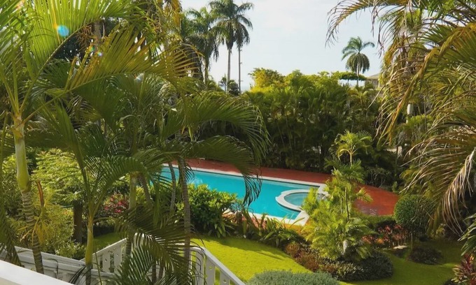 Mango Walk Apartamento | Newly remodeled unit in gated complex.