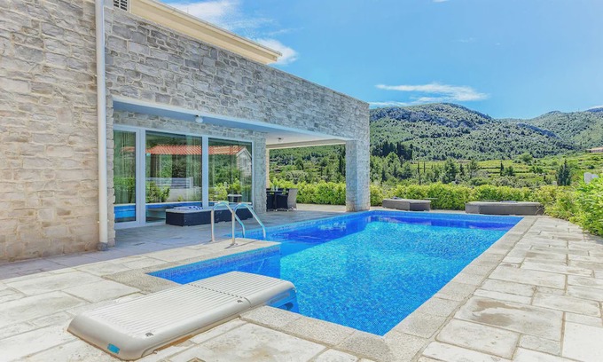 Pitve Villa | Villa Luxoria - for 10 guests with 4 bedrooms, a private pool and a spa