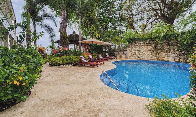 Gibbs Bay Villa | Stunning Beachfront Retreat with Pool - Hemingway House