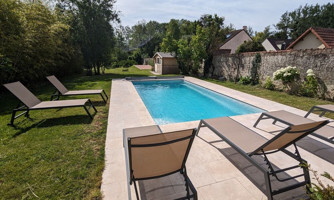 Aulnay-la-Riviere Casa | Maison familiale avec piscine privée chauffée, près de Pithiviers et Fontainebleau, à 1h30 de Paris