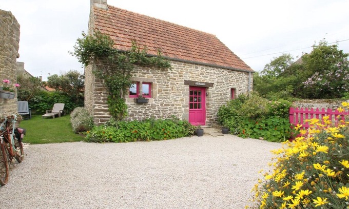 Vicq-sur-Mer Cabaña | Charming Stone Cottage with Private Garden, Terrace, Bikes, and Near Coastal Trails