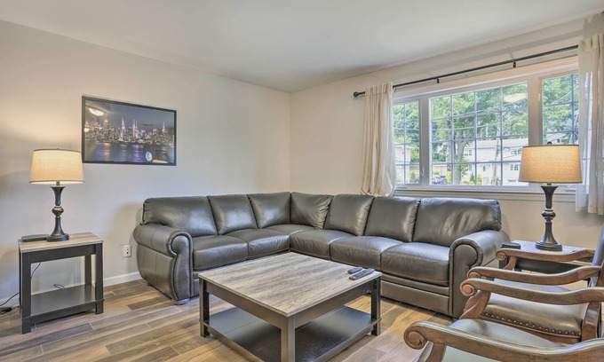 Glen Cove Apartamento | Ideally Located Glen Cove Apartment!