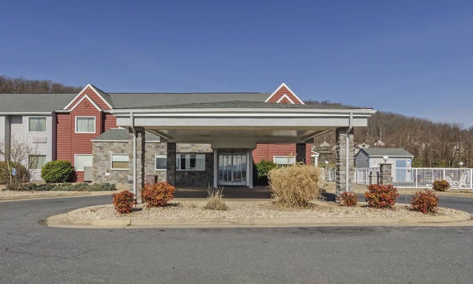Staunton Hotel | Clarion Pointe Staunton East