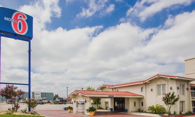 St. Johns Hotel | Motel 6-Austin, TX - Midtown