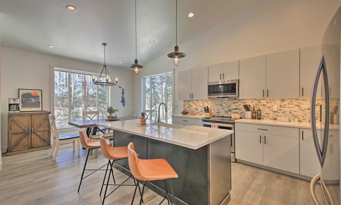 Priest River Casa | Elegant Priest Lake Townhome about 1 Mi From Lake