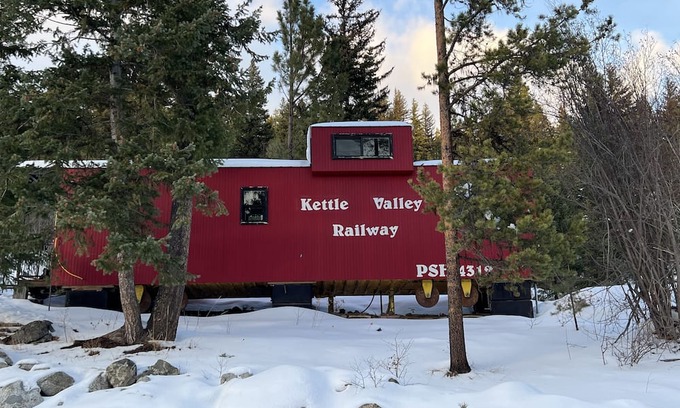 Okanagan-Similkameen Cabina | Osprey Lake Caboose beside the Kettle Valley Railway and 2 mins from Osprey Lake