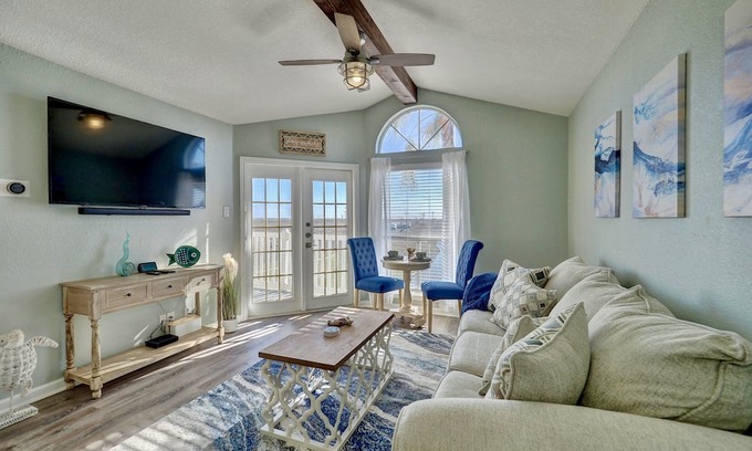 Corpus Christi Condominio | Ocean Views - Lake Front Condo walking distance to the Beach!