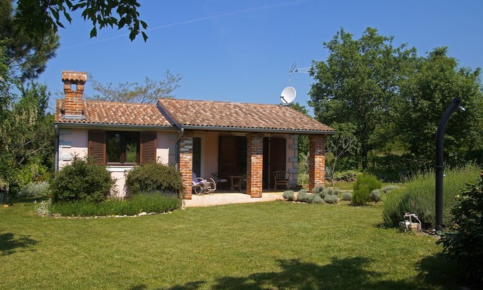 Baderna Cabaña | Lovely cottage with large pool in gorgeous, landscaped garden