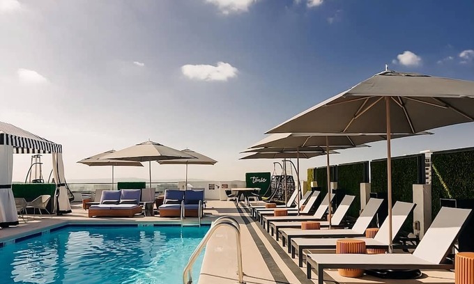 Norma Triangle Casa | Spacious Unit Close to Sunset Deli ! Pet-Friendly, Rooftop Poolside Bar