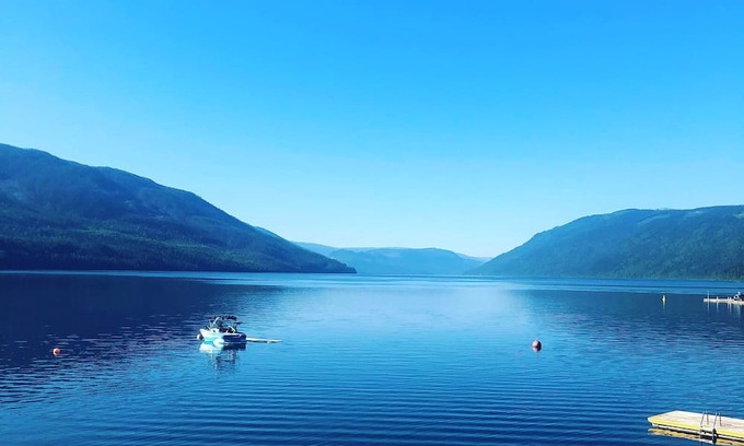Ashton Creek Cabina | Mabel Lake Lakefront Summer cabin & bunk house with beach, dock and large deck