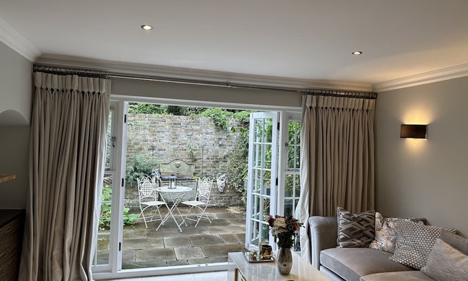 Churchill Casa | Stylish & Chic! A Georgian House in Zone 1!