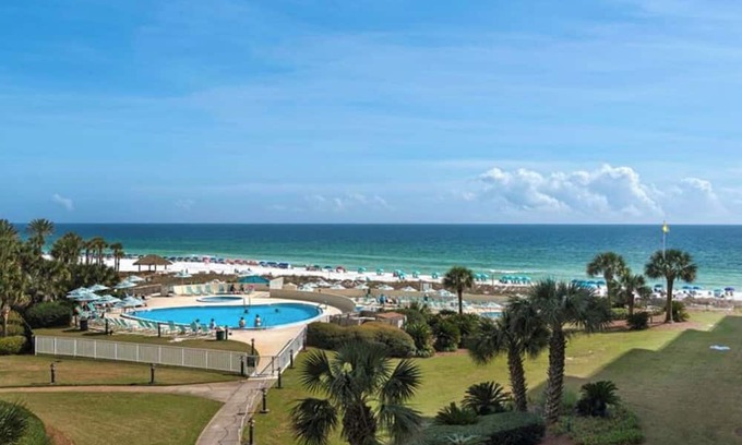 Miramar Beach Condominio | BEACH FRONT CONDO SLEEPS 8 WITH BEAUTIFUL VIEWS OF THE GULF IN MIRAMAR BEACH