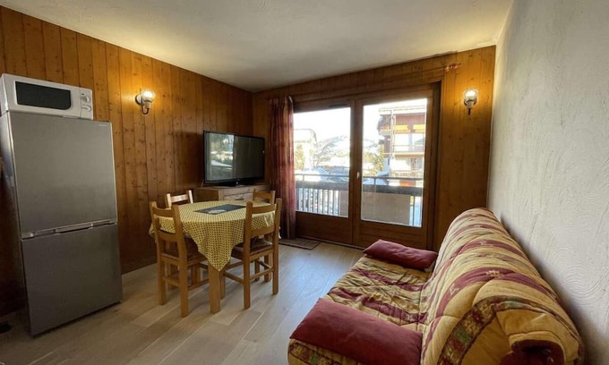 Praz-sur-Arly Apartamento | 300m del centro estación, 1.o piso, vista montaña, balcón, parking, tv, local para esquís, 29m²