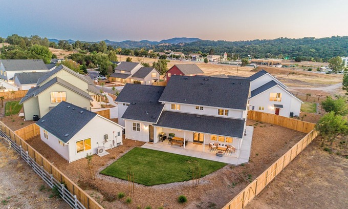Atascadero Casa | Mirasol Manor -sleeps up to 14! Minutes to Paso + SLO