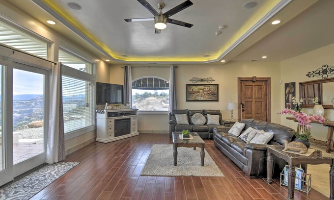 Chico Casa | Chic Paradise Home w/Terrace: 13 Mi to Wineries!