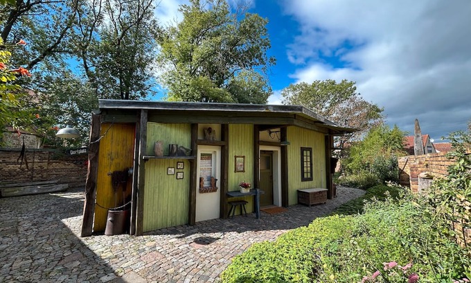 Sandersdorf-Brehna Casa | Holiday Home 'Das Künstlerhaus' with Private Terrace, Private Garden and Wi-Fi