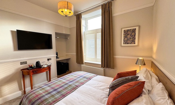 Padfield Apartamento | Located in the heart of Glossop in the High Peak, Westwood Boutique Aparthotel combines comfort with convenience. Set against the breathtaking backdrop of the Peak District.