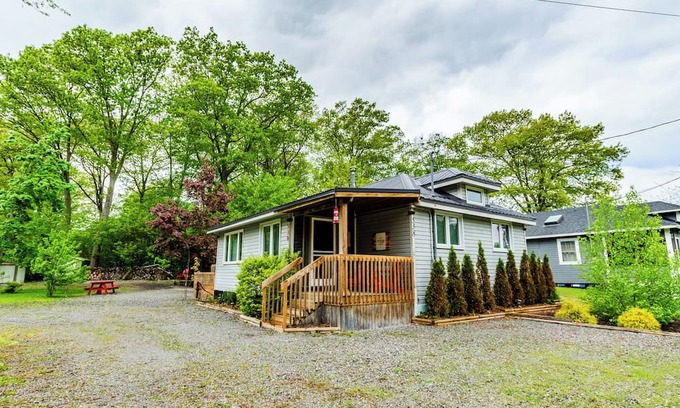 Port Colborne Cabaña | Cozy 3 Bedroom Cottage with Beach Access & Lush Outdoor Space