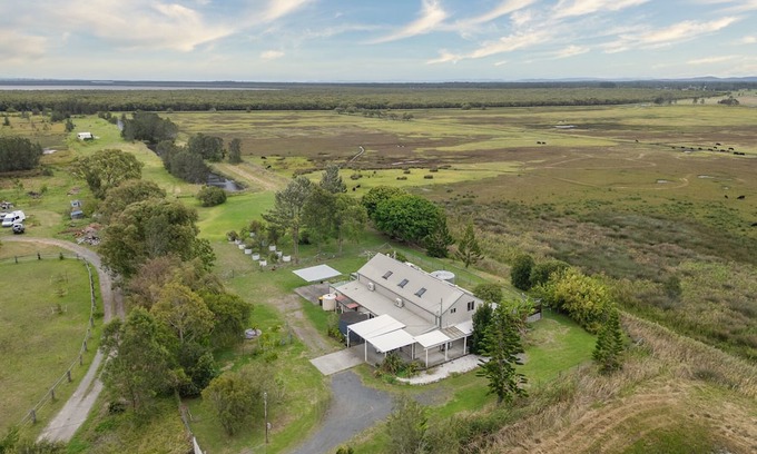Fullerton Cove Casa | Willow Barn on 9 acres - Huge Swim Spa - Country Escape for Families and Groups