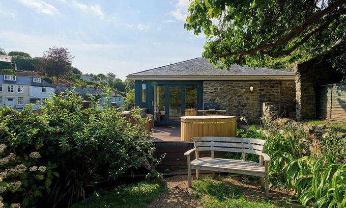 Salcombe Cabina | Luxury Waterfront Boathouse with Hot Tub, Private Garden & Alfresco Kitchen
