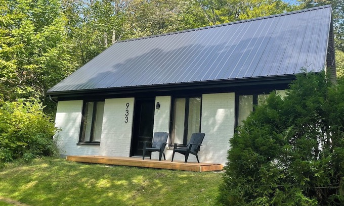 Saint-Pierre-de-l'lle-d'Orleans Chalet De Esquí | Renovated country home on Île d'Orléans/La Maison Blanche