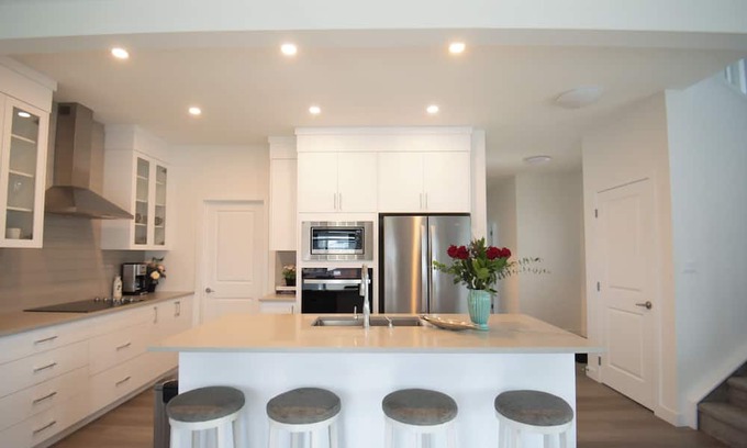 Airdrie Casa | 8 pax* NEW House *GYM* Garage parking*Airport*Dog friendly