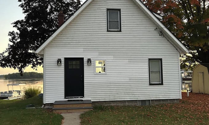 Michigan Center Casa | 3-bedroom Lake Front home in lovely Michigan Center with AC