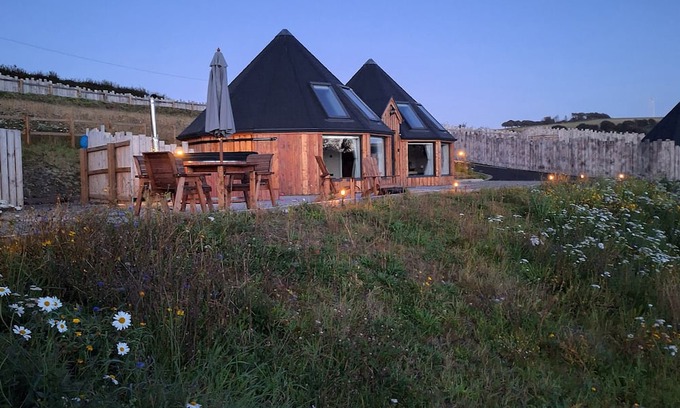Cribyn Cabaña | YR AWEN - INSPIRATION, romantic, luxury holiday cottage in Lampeter