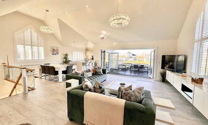 South Cerney Cabina | Detached 4 Bed, 3 Bath Lakeside Lodge. Sleeps 8. Hot Tub. The Cotswolds Lakes.