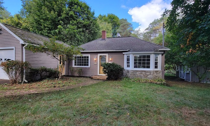 Valley Casa | Cozy House in Syracuse’s Valley Neighborhood
