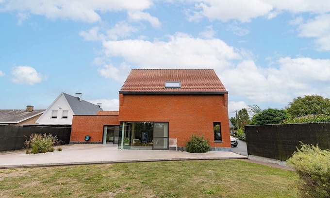 Lichtervelde Casa | Cozy Village Getaway with Garden views & Parking
