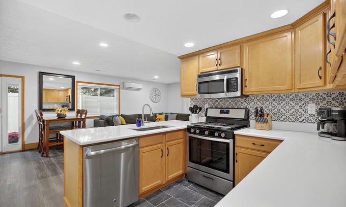 Lake Orion Casa | Charming Home in Lake Orion-King Bed, Well-Equipped Kitchen, Patio w/Fenced Yard