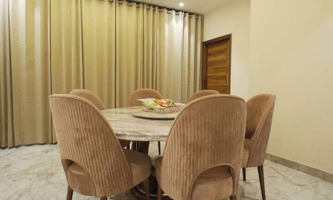 Zirakpur Apartamento | 3 Bhk Penthouse|Jacuzzi | Pool Table|The Opulence
