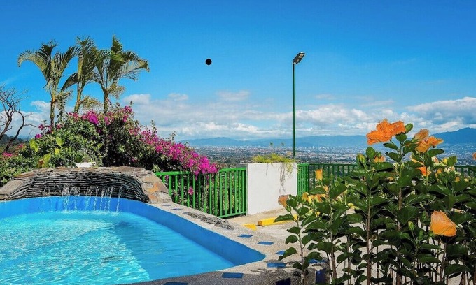 San Isidro Cama Y Desayuno | 22 bed hotel with pool just 20 minutes from Airport